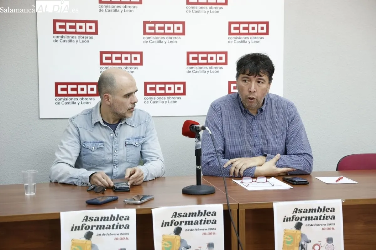 El secretario general de CCOO Salamanca, José Antonio Gallego, y el delegado de CCOO Valladolid y autor del libro “El sindicalista infiltrado”, Raúl García | FOTOS: David Sañudo 