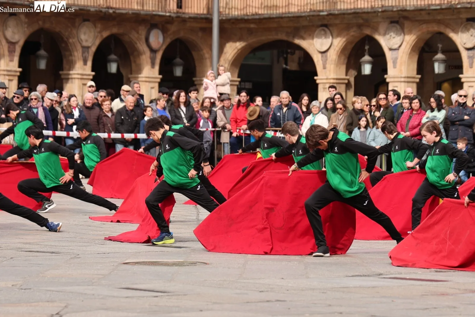 Clase de toreo de salón en la Plaza Mayor de Salamanca | Fotos: David Sañudo