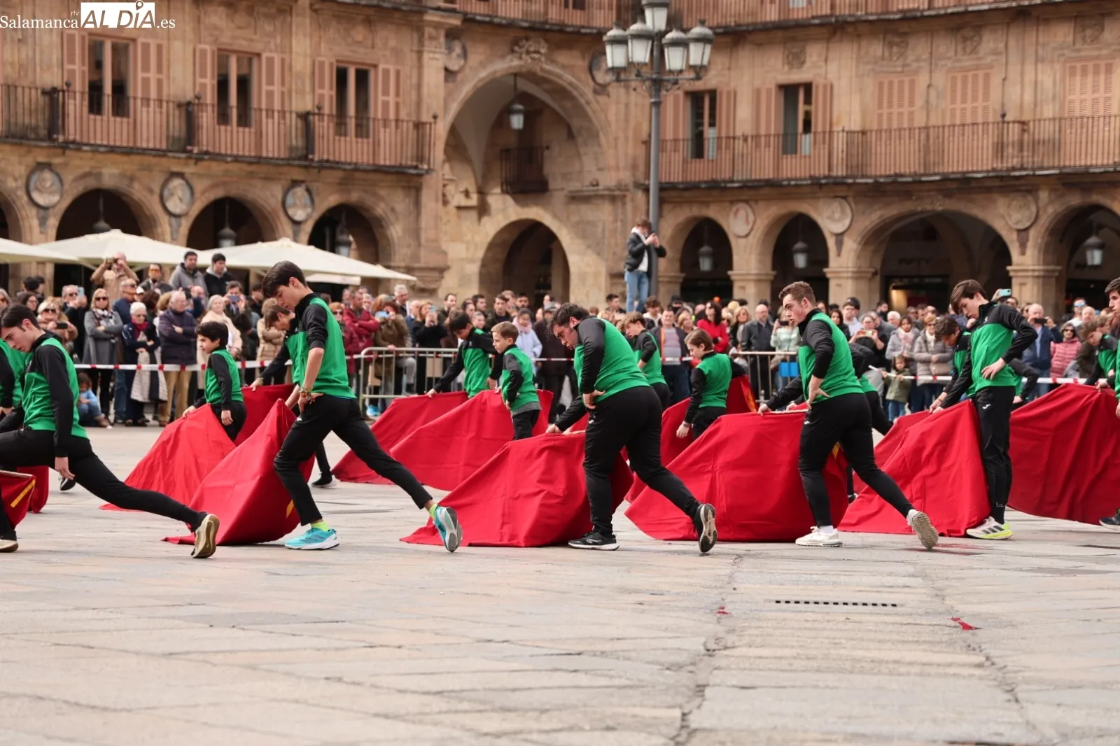 Clase de toreo de salón en la Plaza Mayor de Salamanca | Fotos: David Sañudo