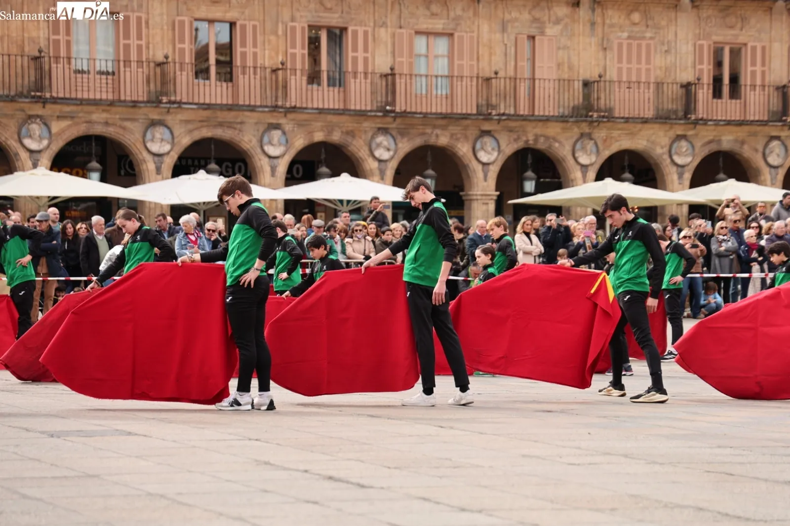 Clase de toreo de salón en la Plaza Mayor de Salamanca | Fotos: David Sañudo