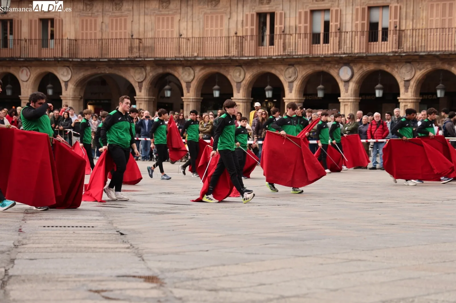Clase de toreo de salón en la Plaza Mayor de Salamanca | Fotos: David Sañudo