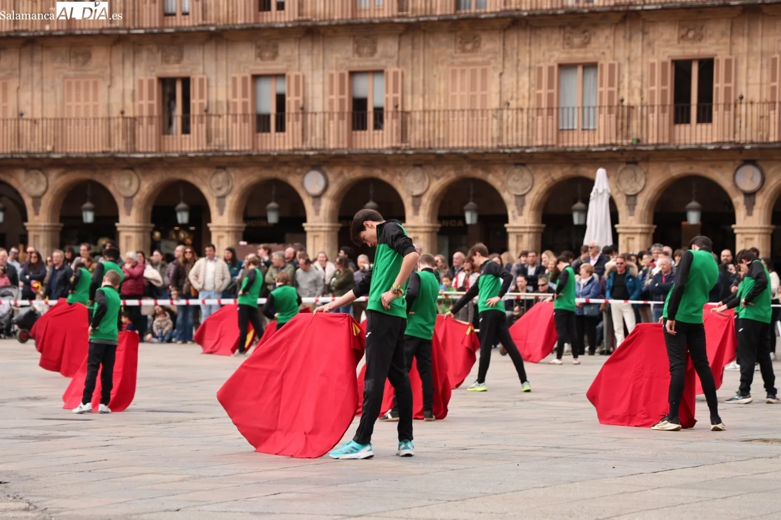 Clase de toreo de salón en la Plaza Mayor de Salamanca | Fotos: David Sañudo
