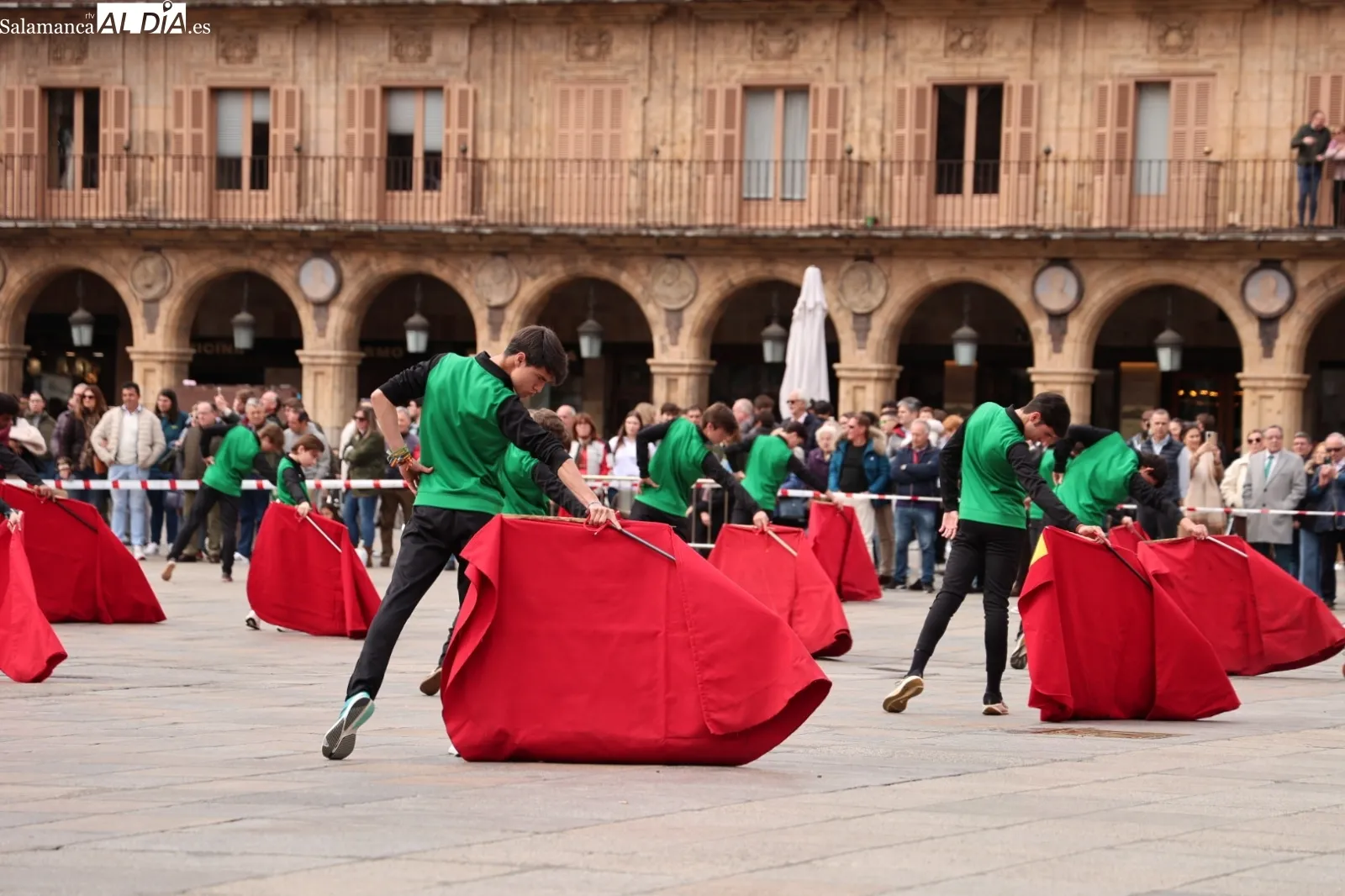 Clase de toreo de salón en la Plaza Mayor de Salamanca | Fotos: David Sañudo