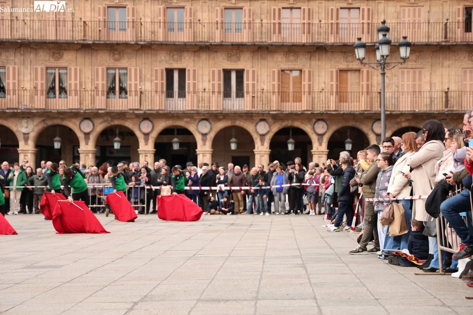 Clase de toreo de salón en la Plaza Mayor de Salamanca | Fotos: David Sañudo
