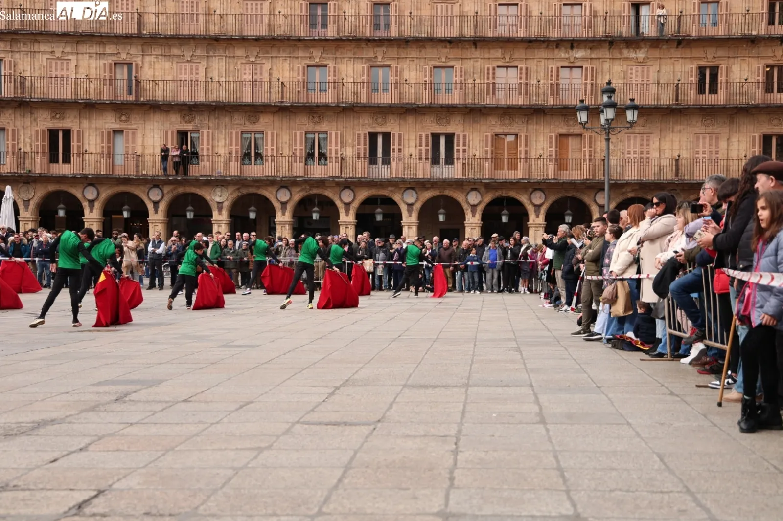 Clase de toreo de salón en la Plaza Mayor de Salamanca | Fotos: David Sañudo