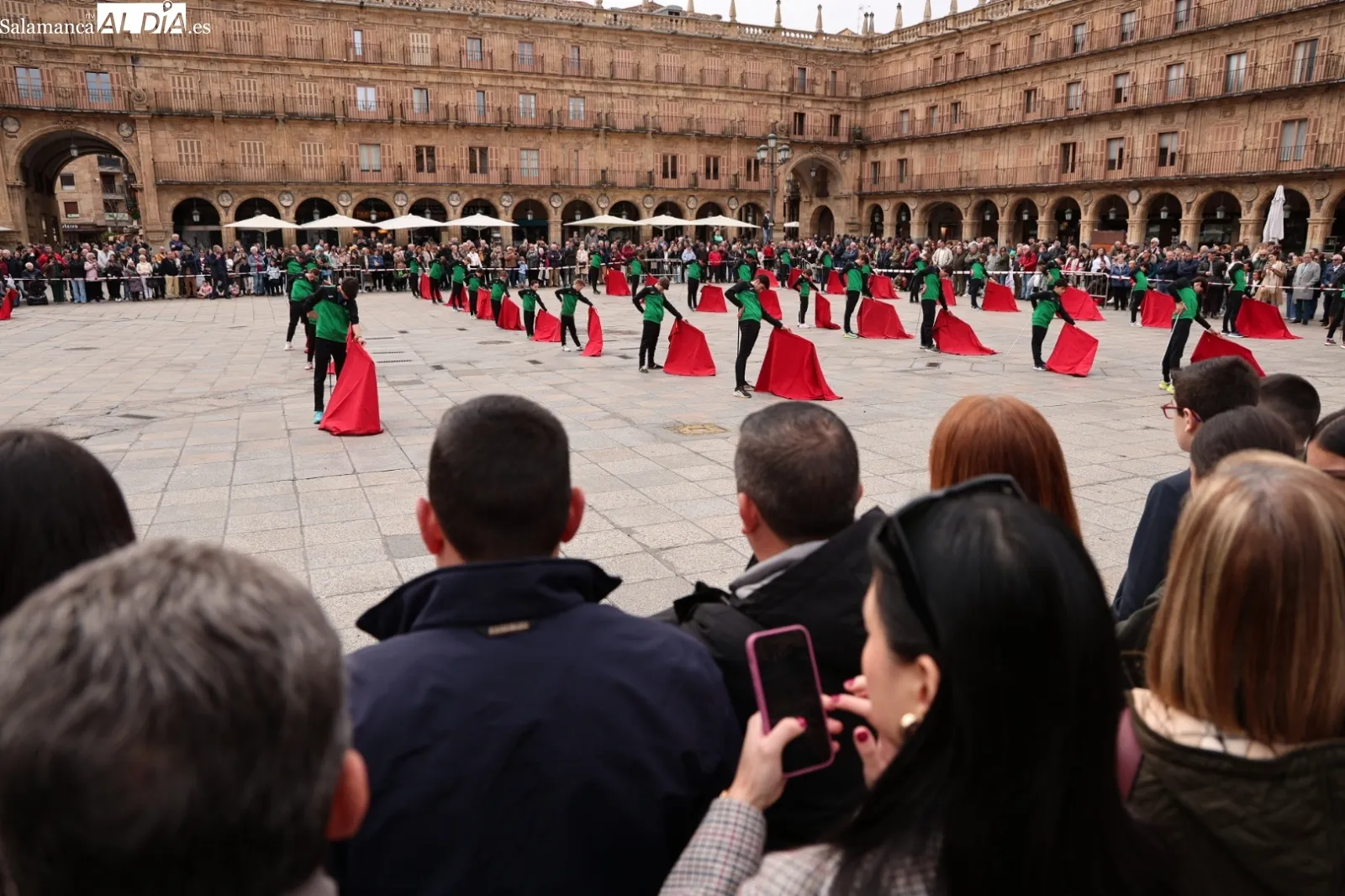 Clase de toreo de salón en la Plaza Mayor de Salamanca | Fotos: David Sañudo