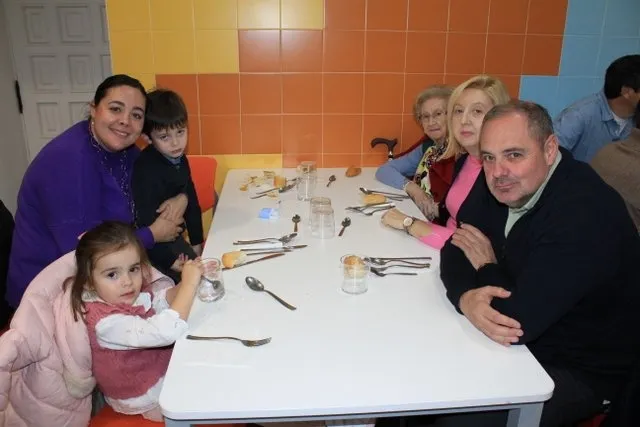 El colegio Calasanz disfruta de una cena solidaria en apoyo del cáncer infantil
