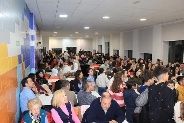 El colegio Calasanz disfruta de una cena solidaria en apoyo del cáncer infantil