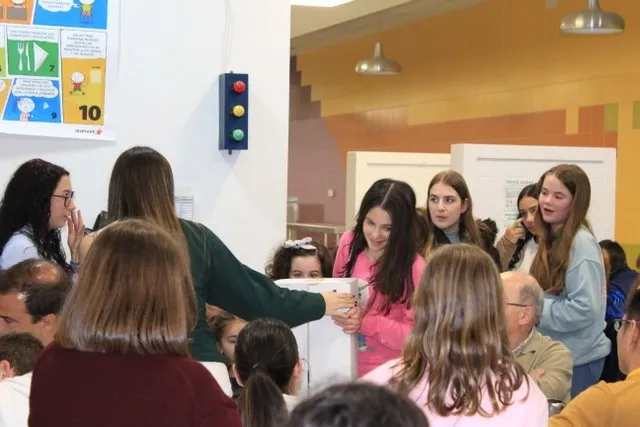 El colegio Calasanz disfruta de una cena solidaria en apoyo del cáncer infantil