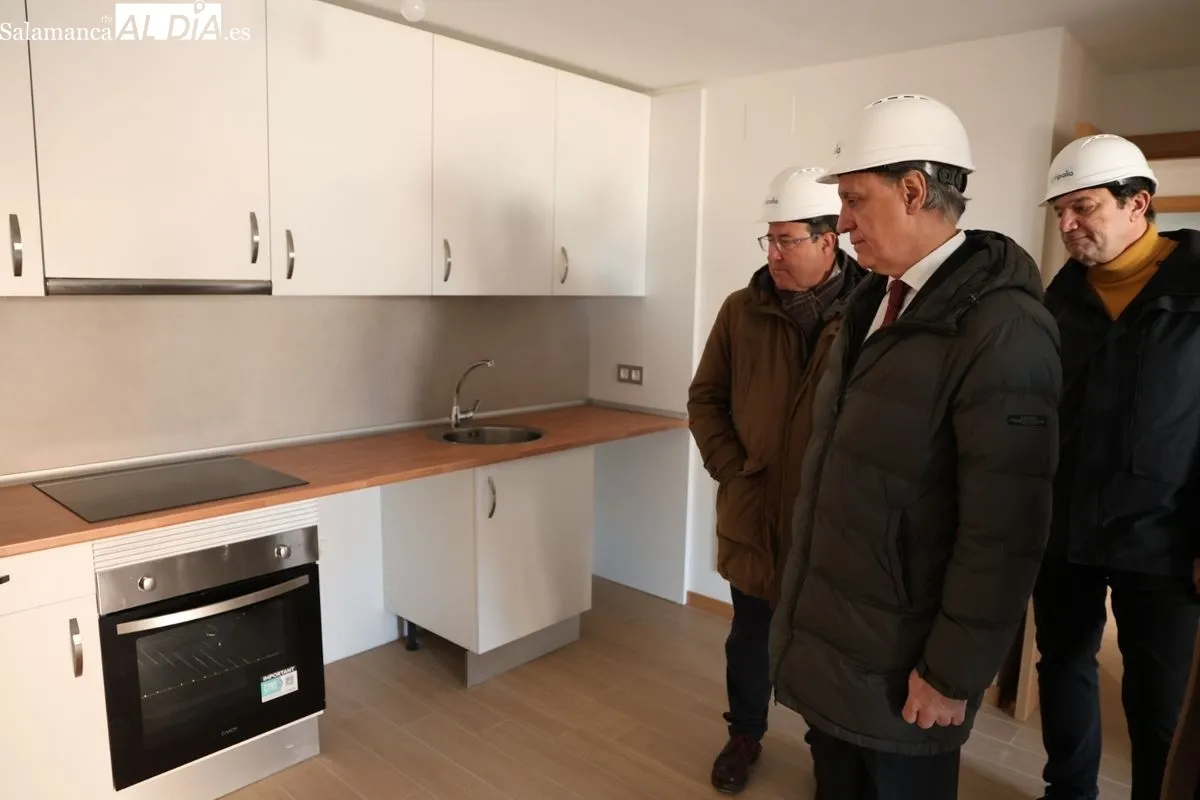 El alcalde de Salamanca, Carlos García Carbayo, visita las obras del nuevo Centro de Convivencia para personas mayores o con movilidad reducida en el barrio Capuchinos. Foto de David Sañudo