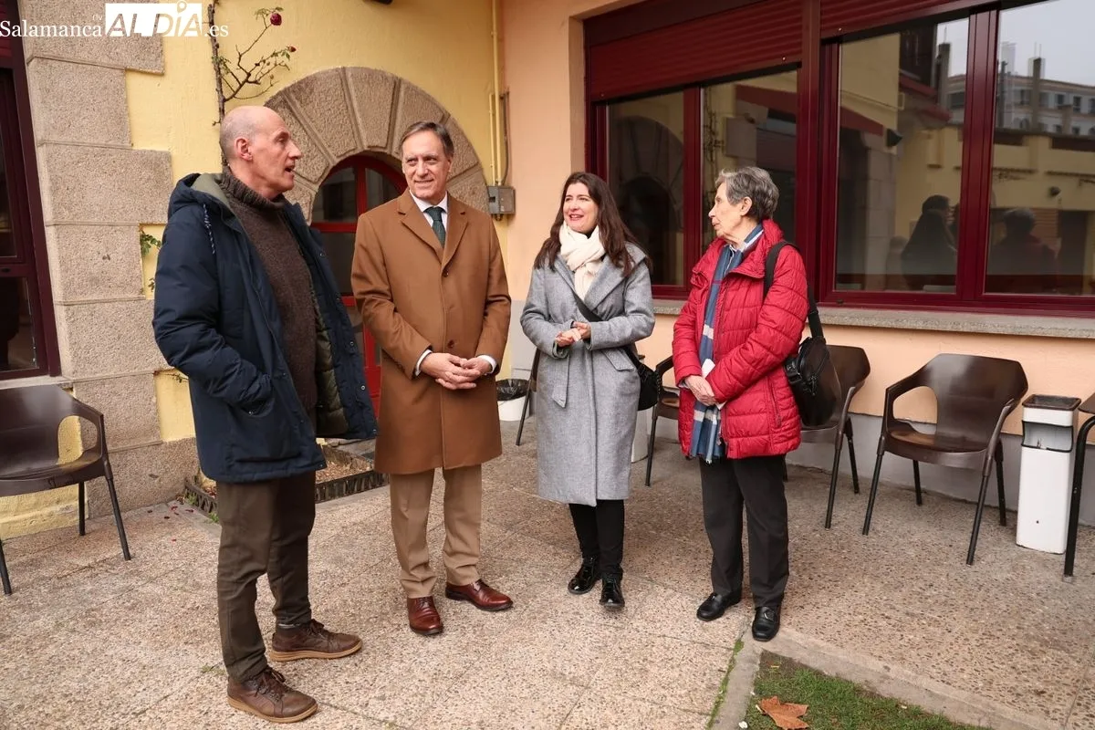 El alcalde, Carlos García Carbayo, junto a Alfonso García y Carmen Calzada, de Cáritas Salamanca. Foto de David Sañudo