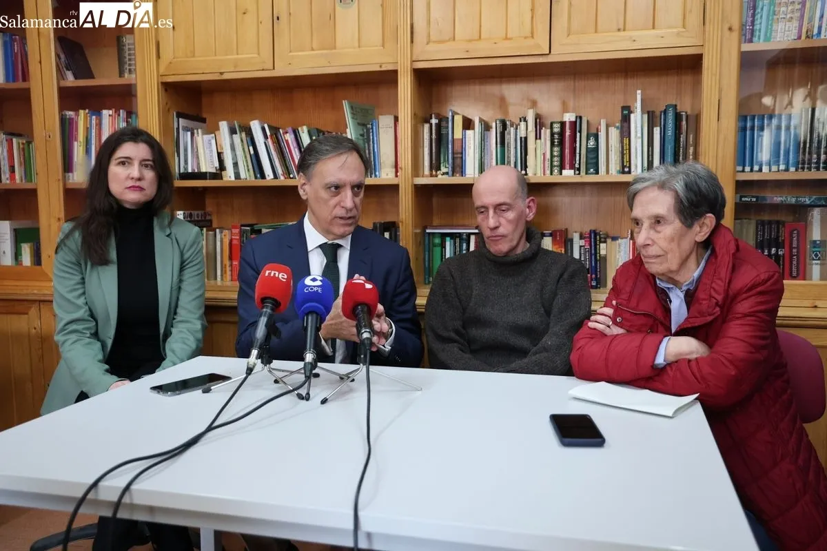 El alcalde, Carlos García Carbayo, junto a Alfonso García y Carmen Calzada, de Cáritas Salamanca. Foto de David Sañudo