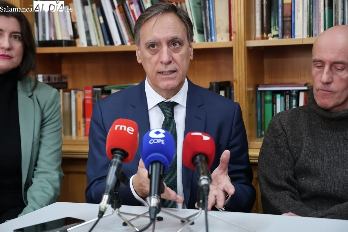 El alcalde, Carlos García Carbayo, junto a Alfonso García y Carmen Calzada, de Cáritas Salamanca. Foto de David Sañudo