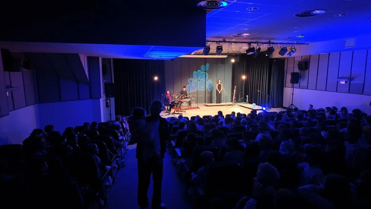 Los escolares del Martín Gaite han presenciado la obra 'Infinito amarillo'