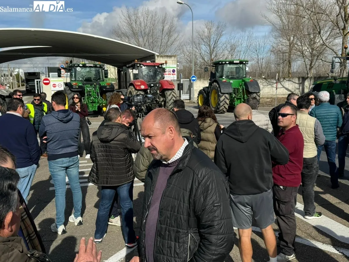 Concentración de agricultores ante la planta de bioetanol en Babilafuente. Foto de Raúl Blázquez