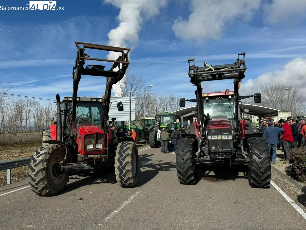 Concentración de agricultores ante la planta de bioetanol en Babilafuente. Foto de Raúl Blázquez