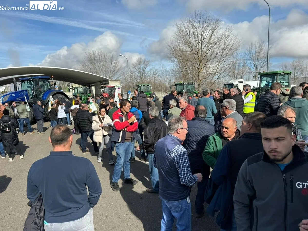Concentración de agricultores ante la planta de bioetanol en Babilafuente. Foto de Raúl Blázquez