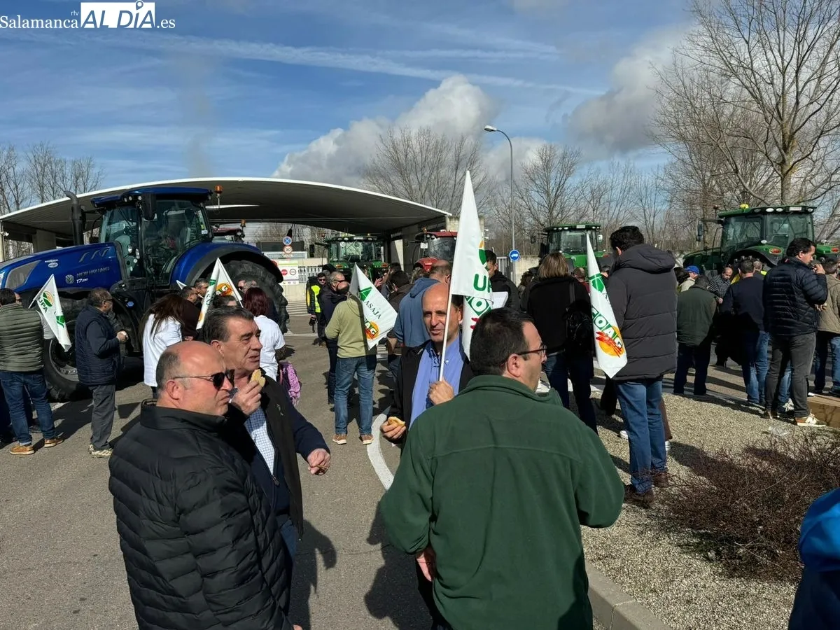 Concentración de agricultores ante la planta de bioetanol en Babilafuente. Foto de Raúl Blázquez