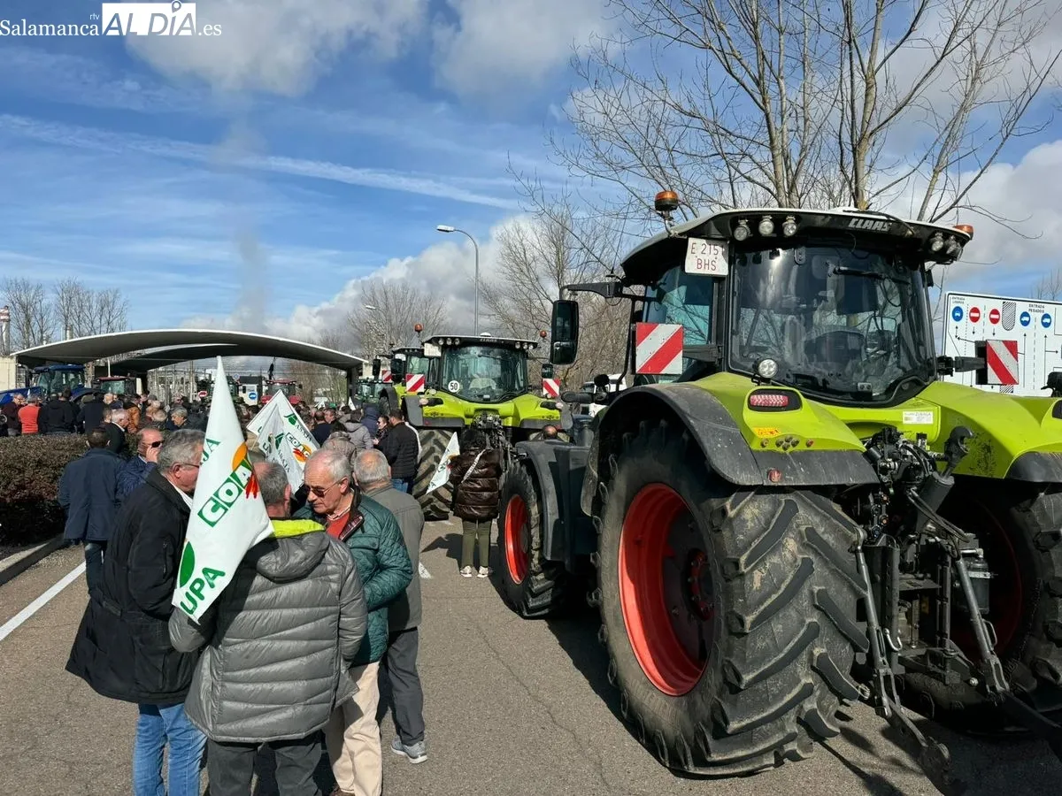 Concentración de agricultores ante la planta de bioetanol en Babilafuente. Foto de Raúl Blázquez