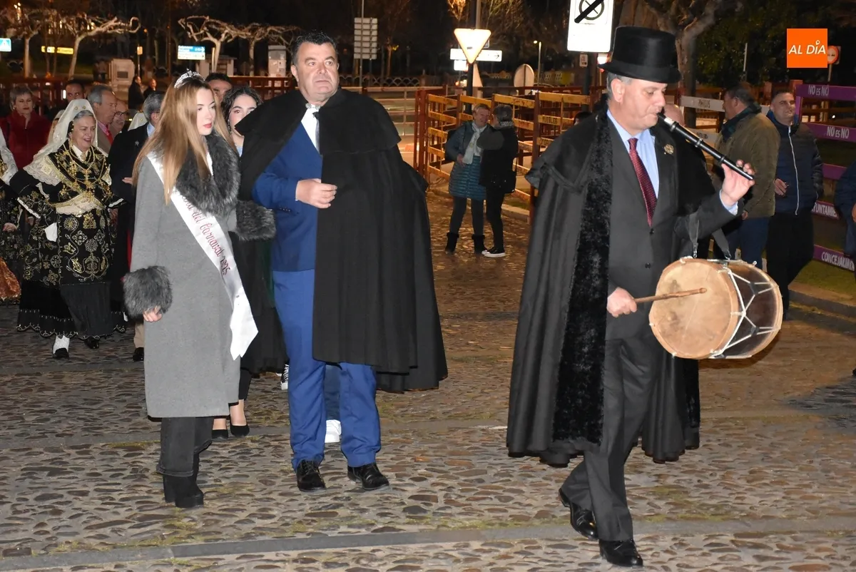 Foto 8 - Paco Ca&ntilde;amero viaja con la Puerta del Desencierro al Ciudad Rodrigo de su infancia y juventud