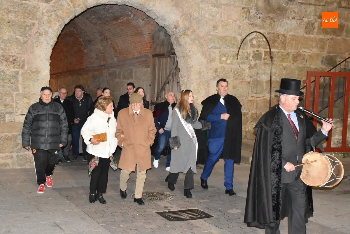 Foto 18 - Paco Ca&ntilde;amero viaja con la Puerta del Desencierro al Ciudad Rodrigo de su infancia y juventud