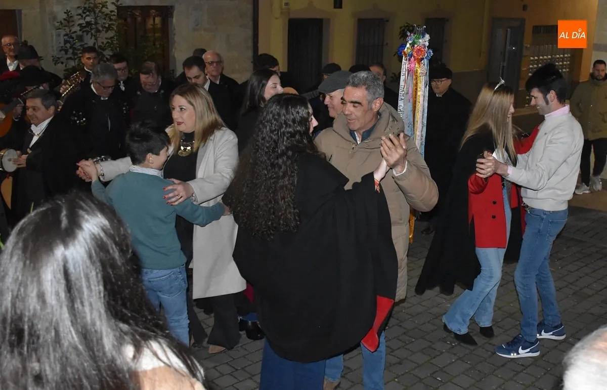 Foto 2 - La Rondalla III Columnas se acerca a rondar a la Corte de Honor del Carnaval