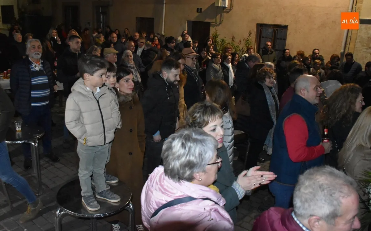 Foto 6 - La Rondalla III Columnas se acerca a rondar a la Corte de Honor del Carnaval