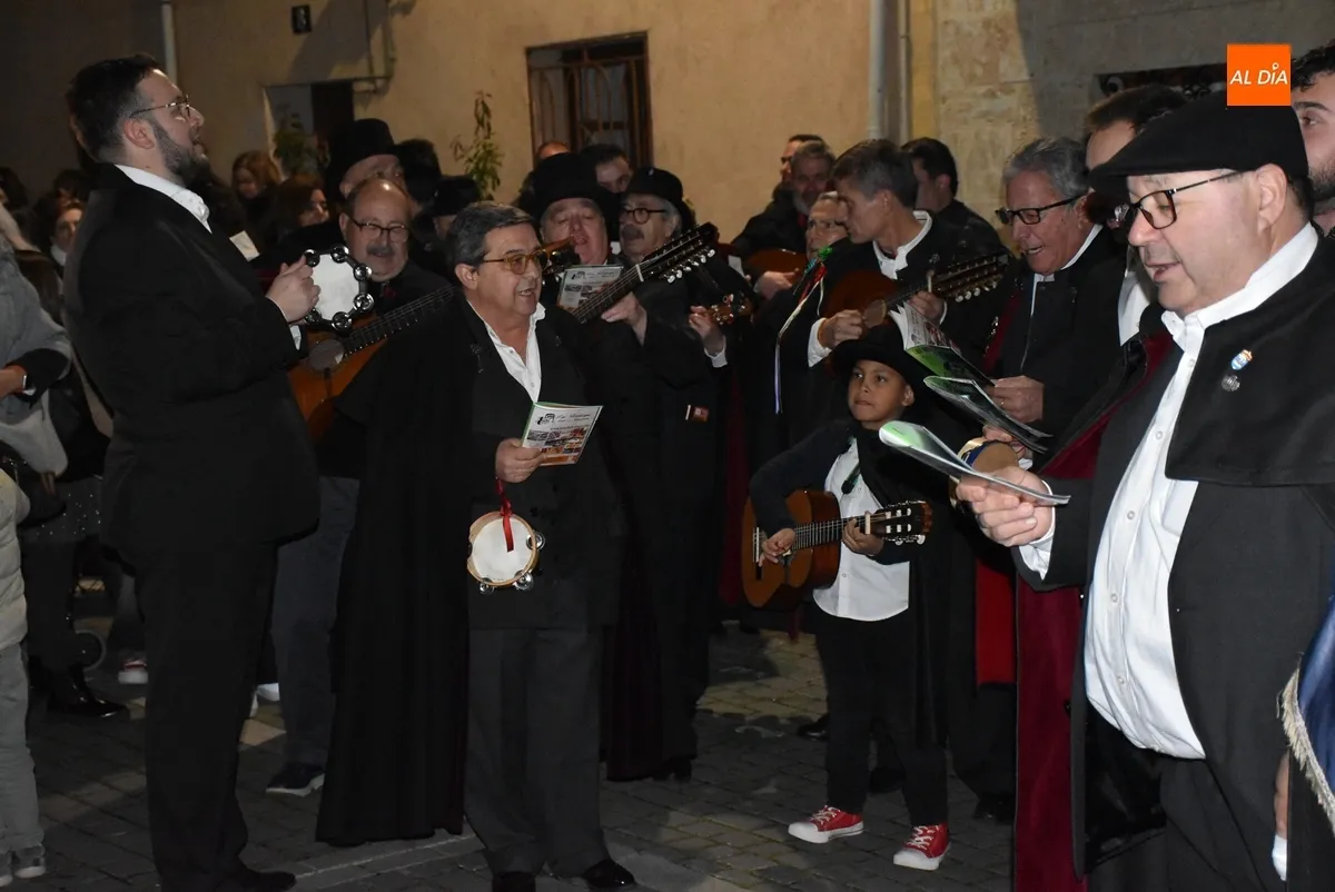 Foto 7 - La Rondalla III Columnas se acerca a rondar a la Corte de Honor del Carnaval