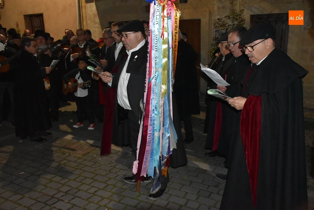 Foto 8 - La Rondalla III Columnas se acerca a rondar a la Corte de Honor del Carnaval