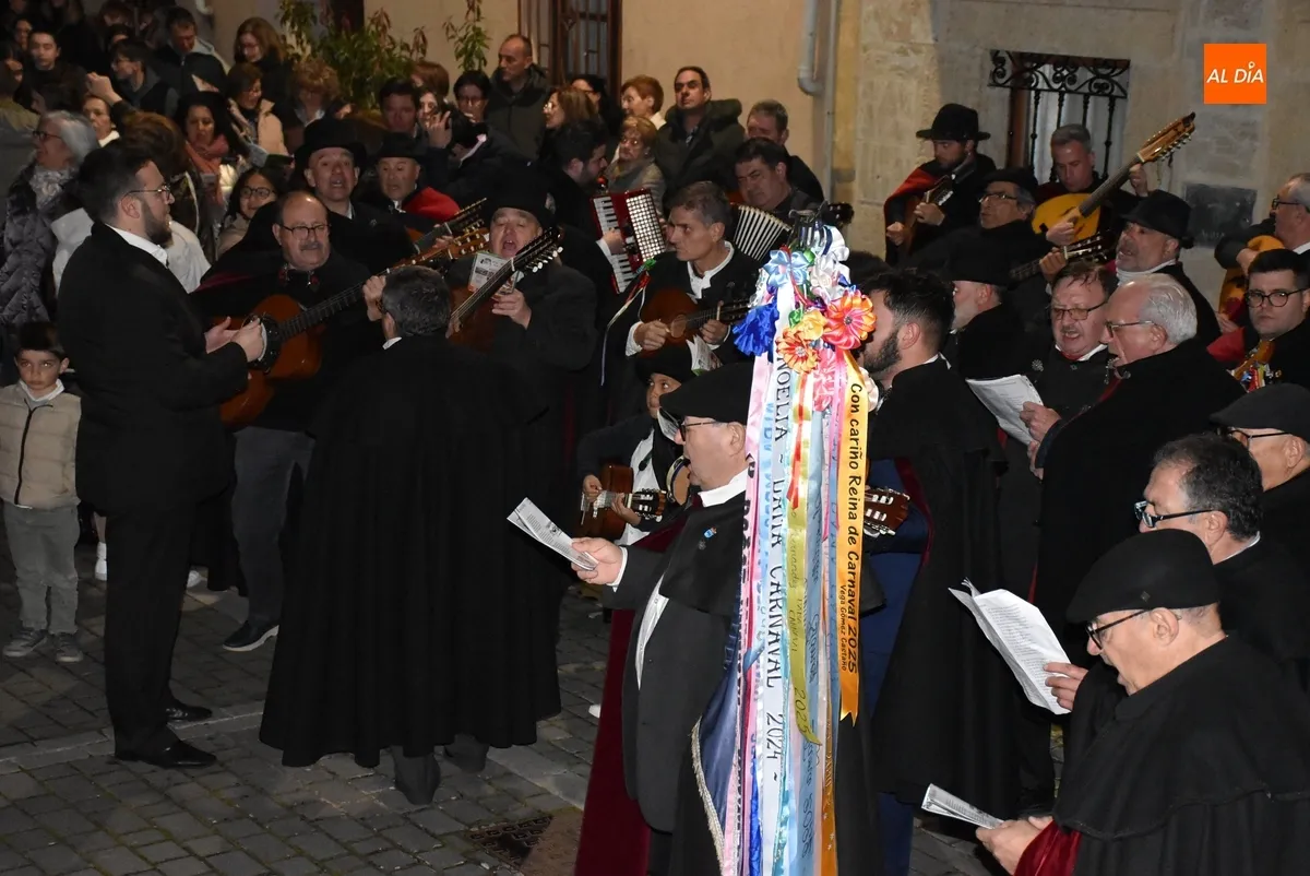 Foto 11 - La Rondalla III Columnas se acerca a rondar a la Corte de Honor del Carnaval