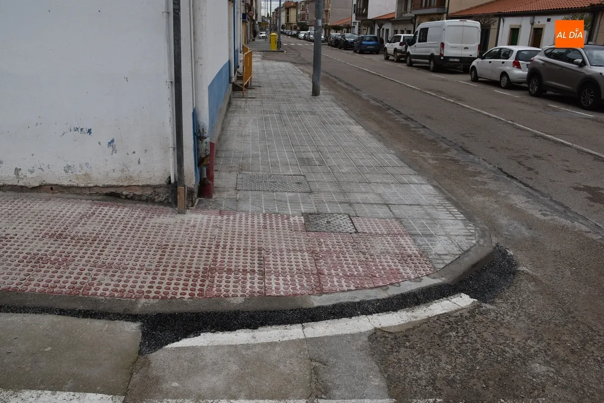Foto 2 - Ya es transitable el tramo de acera de la calle Santa Clara al que se ha quitado la inclinaci&oacute;n