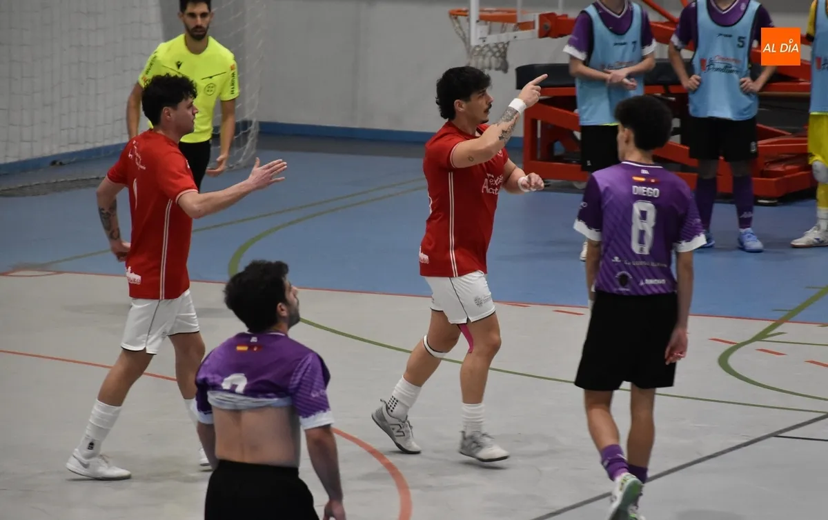 Foto 4 - El III Senior gana a La Ba&ntilde;eza, con p&oacute;ker incluido de Asier, un encuentro que dej&oacute; hilado en la 1&ordf; parte