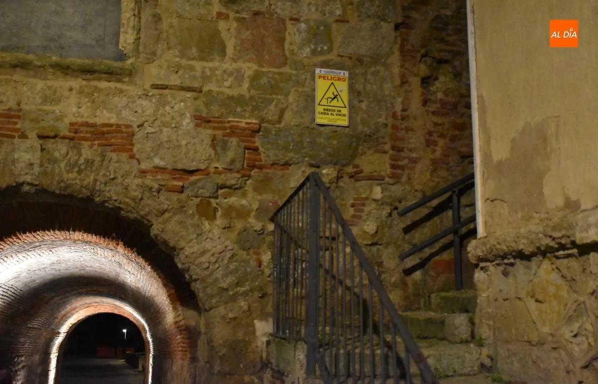 Foto 4 - Situados los carteles municipales que advierten del riesgo de ca&iacute;da desde la muralla