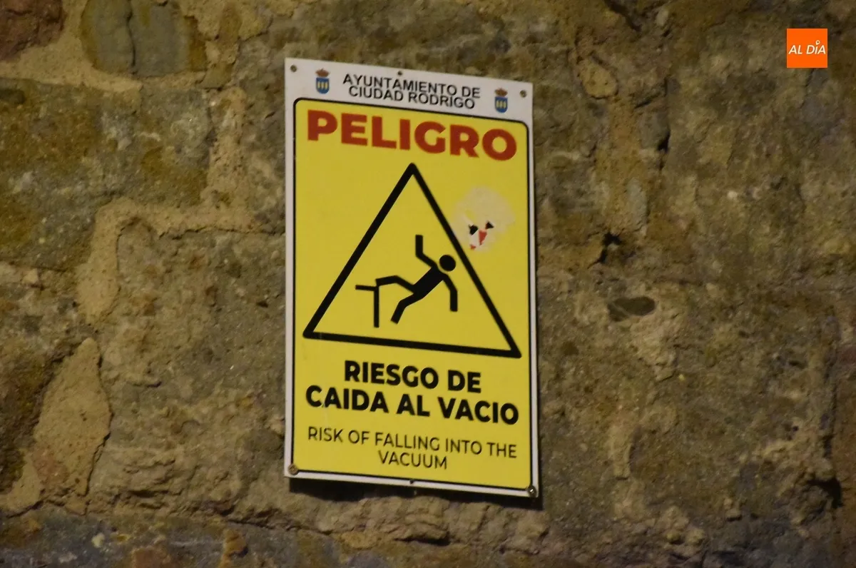 Foto 3 - Situados los carteles municipales que advierten del riesgo de ca&iacute;da desde la muralla