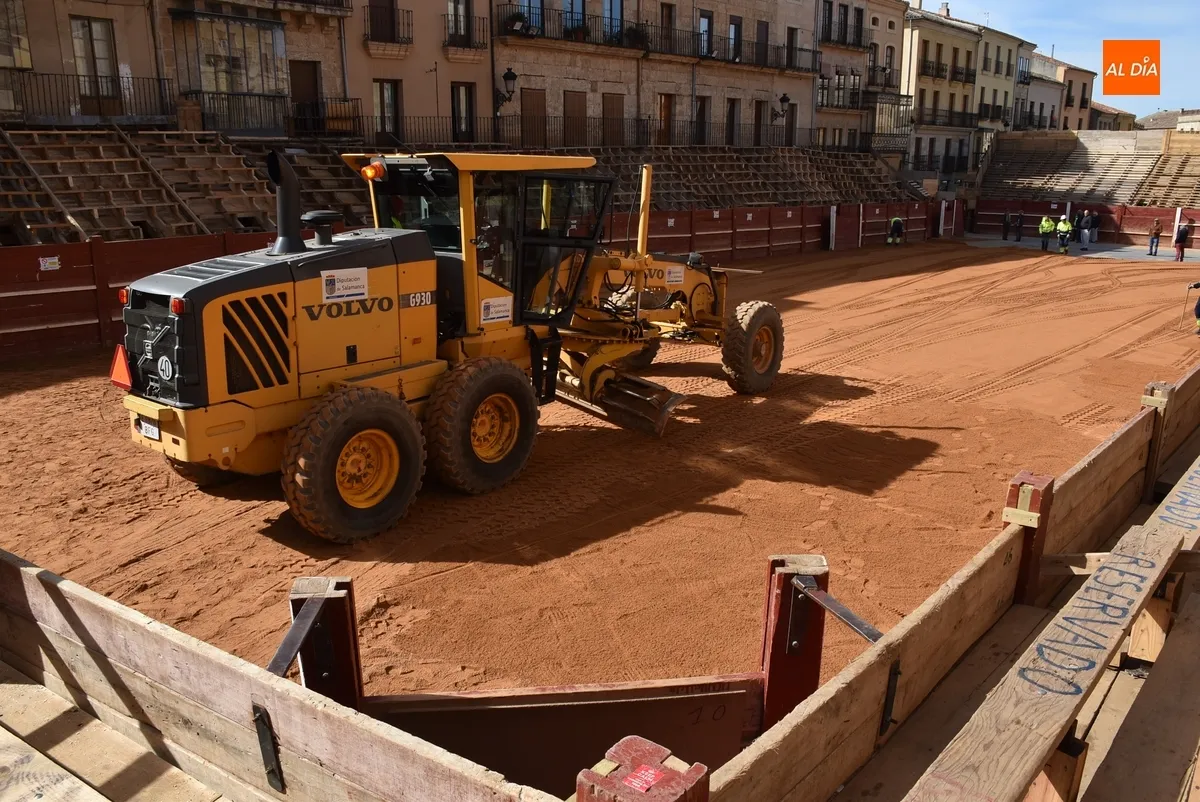 Foto 5 - Extendidas 210 toneladas de arena por la Plaza, con un d&iacute;a de adelanto debido al tentadero