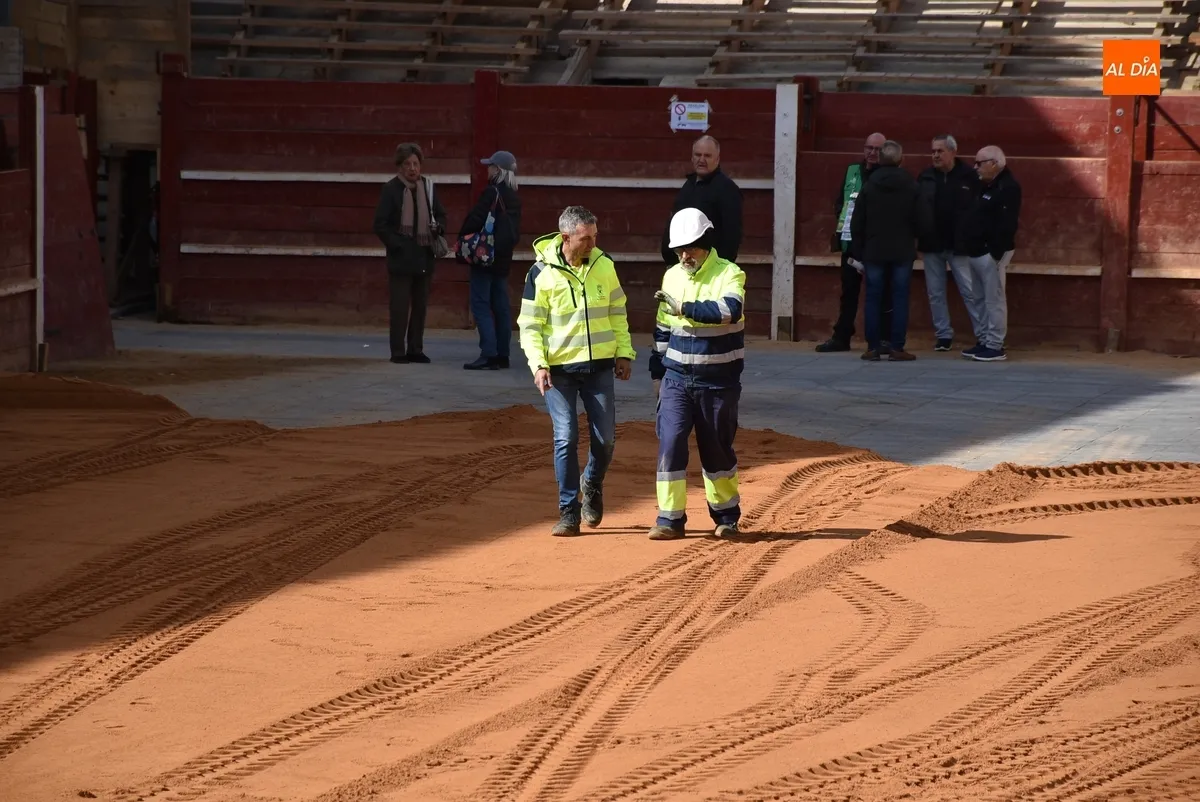 Foto 6 - Extendidas 210 toneladas de arena por la Plaza, con un d&iacute;a de adelanto debido al tentadero
