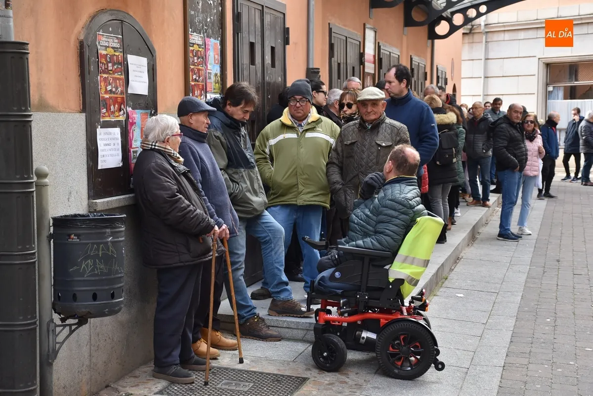 Foto 4 - Agotadas, a un ritmo m&aacute;s lento al estar numeradas, las invitaciones para las Coplas de la Rondalla