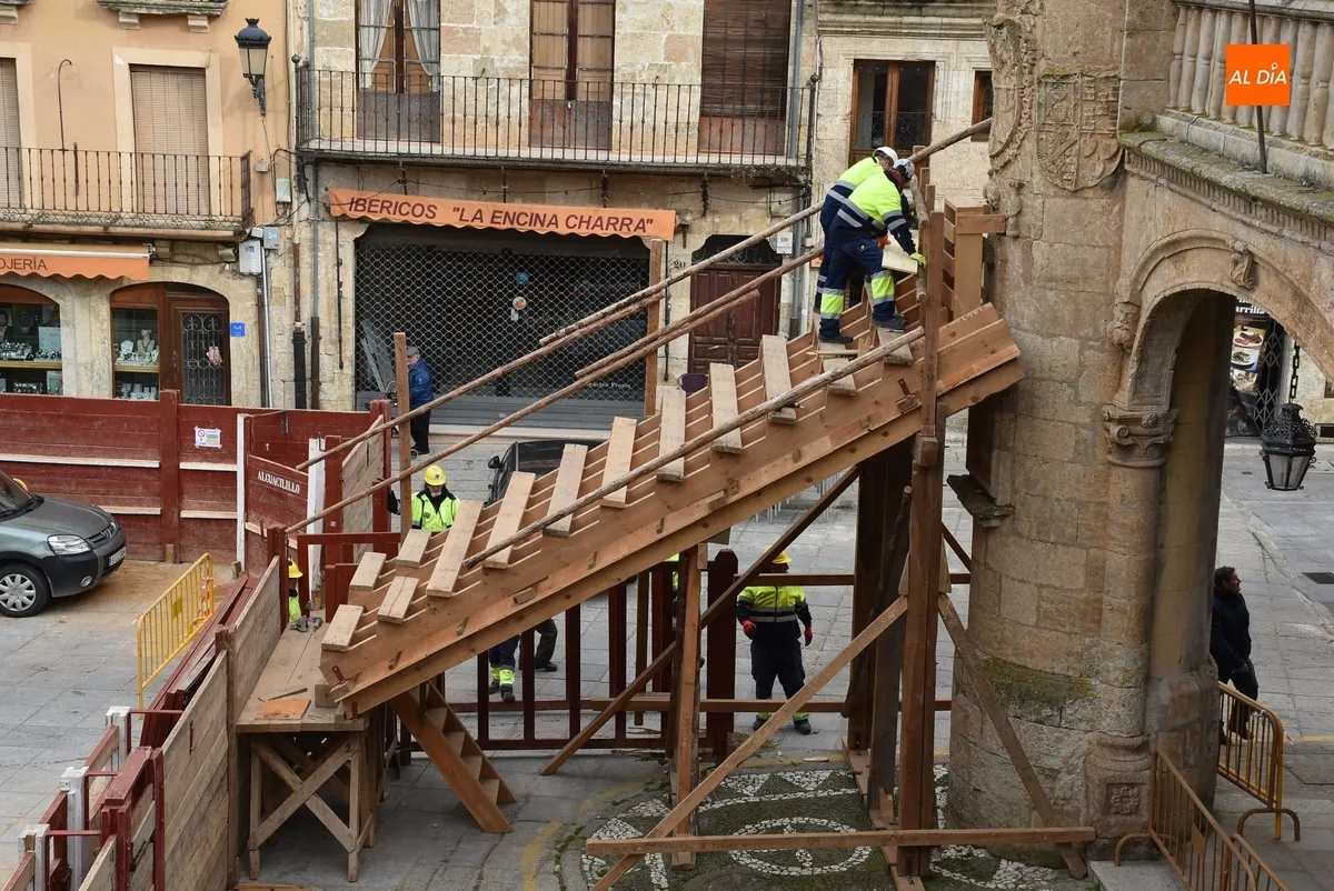 Foto 3 - Repartidas las protecciones met&aacute;licas de la Plaza