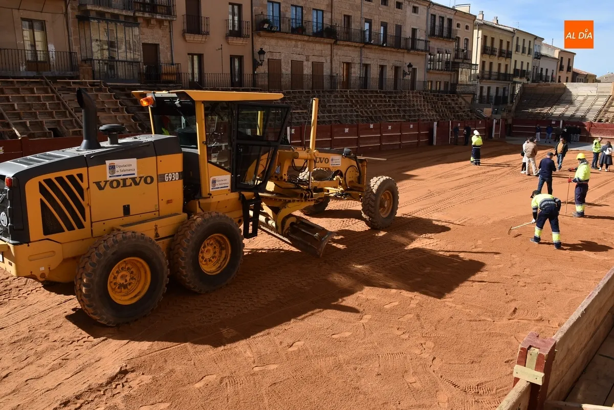 Foto 7 - Extendidas 210 toneladas de arena por la Plaza, con un d&iacute;a de adelanto debido al tentadero