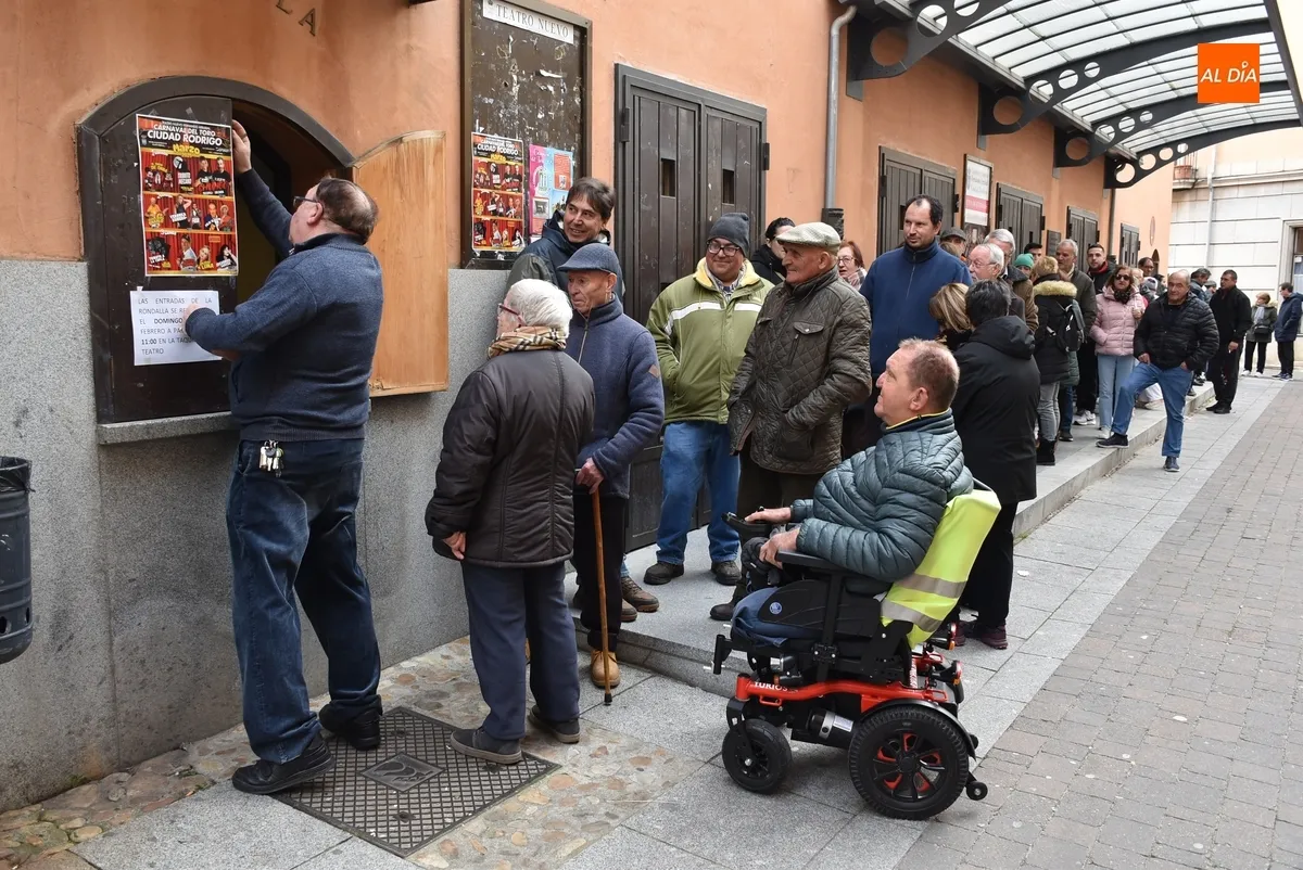 Foto 6 - Agotadas, a un ritmo m&aacute;s lento al estar numeradas, las invitaciones para las Coplas de la Rondalla