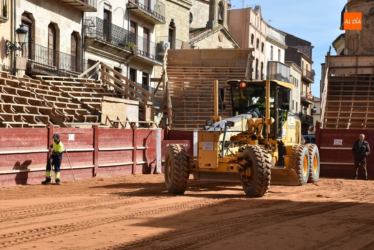 Foto 11 - Extendidas 210 toneladas de arena por la Plaza, con un d&iacute;a de adelanto debido al tentadero