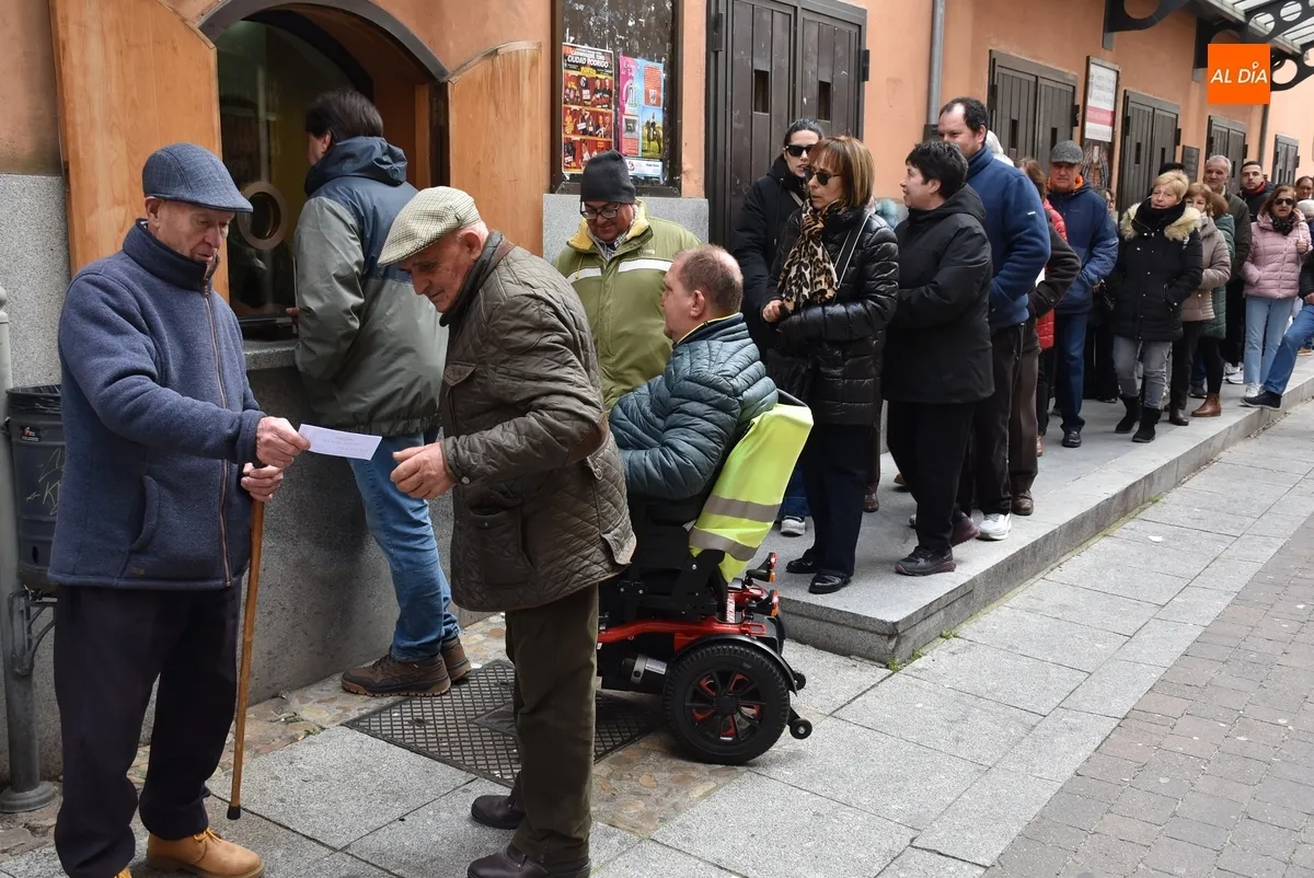 Foto 10 - Agotadas, a un ritmo m&aacute;s lento al estar numeradas, las invitaciones para las Coplas de la Rondalla