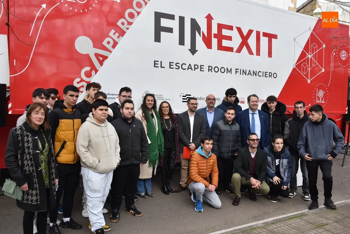 Foto 7 - Los alumnos de FP de los IES mirobrigenses &lsquo;viajan&rsquo; a Marte para rescatar a Erica Midas