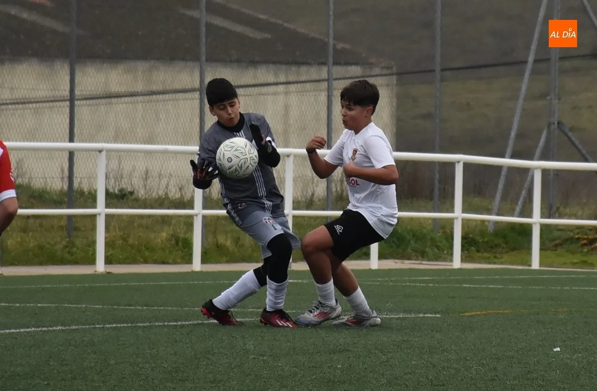 Foto 2 - El Infantil del Ciudad Rodrigo se da un fest&iacute;n ante el Pizarrales B con varios goles de gran calidad