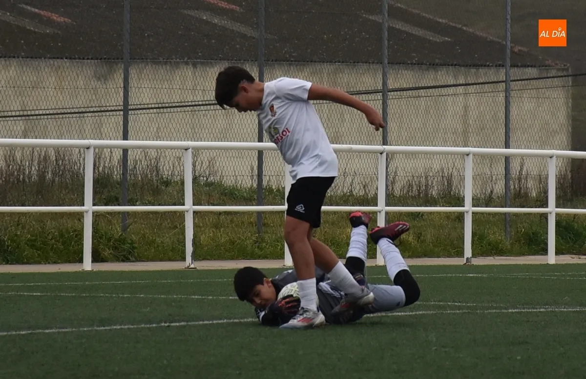 Foto 3 - El Infantil del Ciudad Rodrigo se da un fest&iacute;n ante el Pizarrales B con varios goles de gran calidad