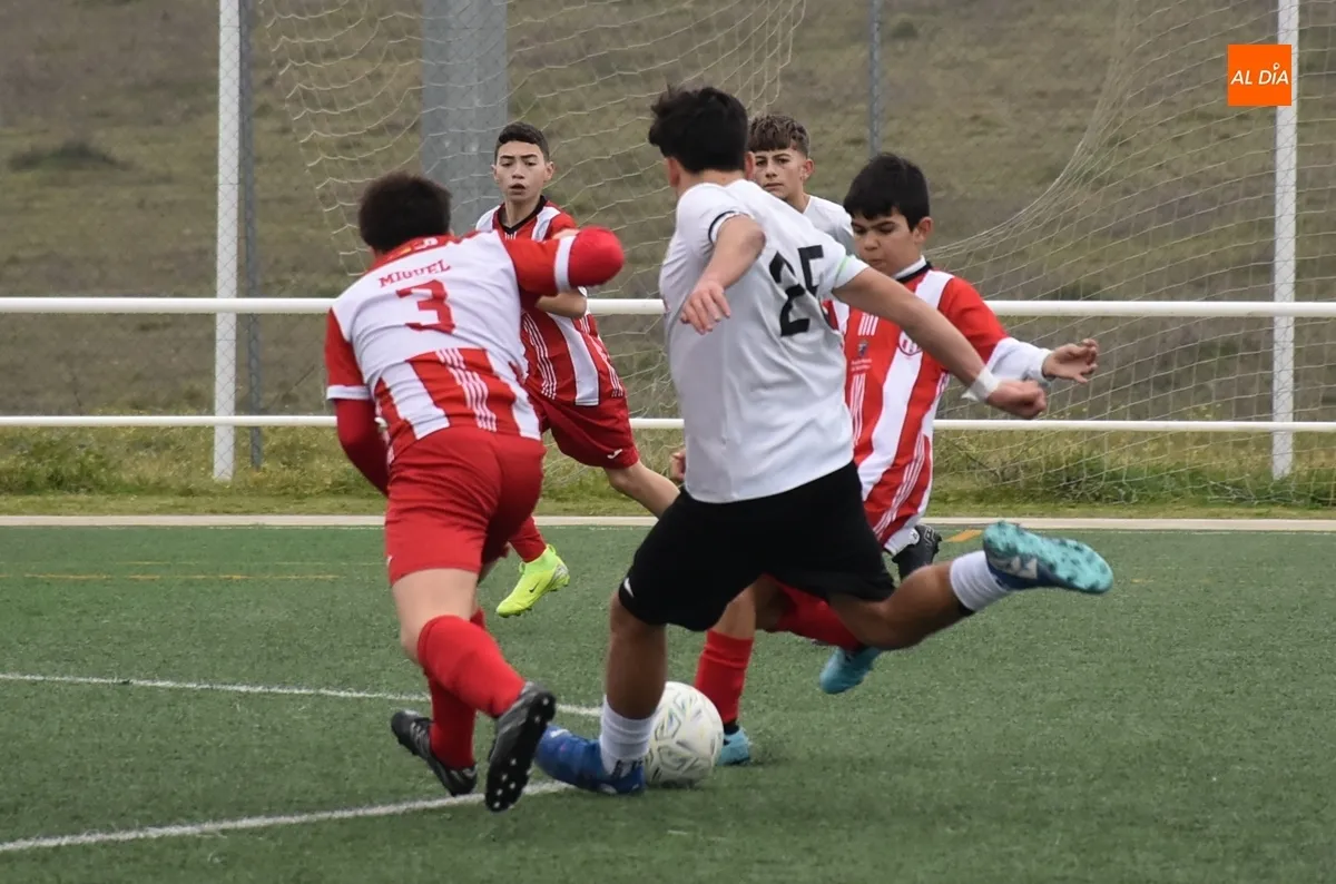 Foto 4 - El Infantil del Ciudad Rodrigo se da un fest&iacute;n ante el Pizarrales B con varios goles de gran calidad