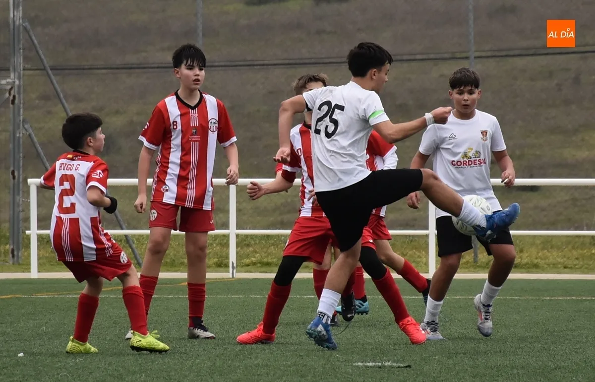 Foto 5 - El Infantil del Ciudad Rodrigo se da un fest&iacute;n ante el Pizarrales B con varios goles de gran calidad