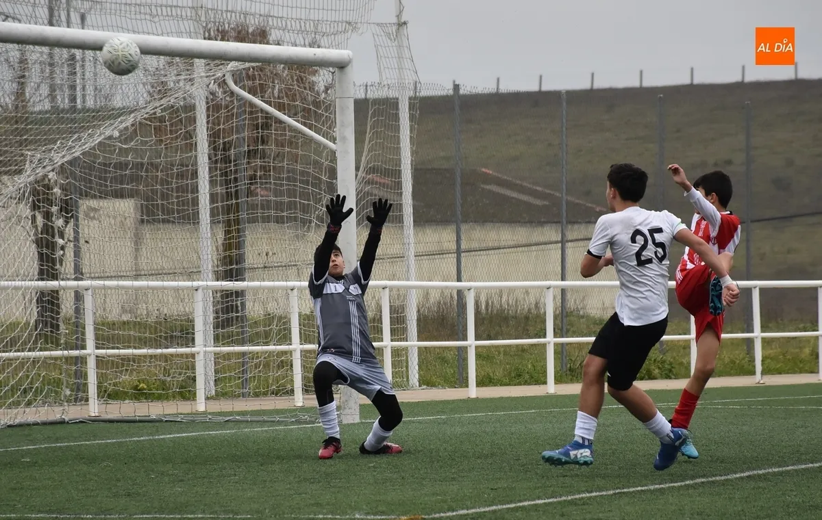 Foto 8 - El Infantil del Ciudad Rodrigo se da un fest&iacute;n ante el Pizarrales B con varios goles de gran calidad