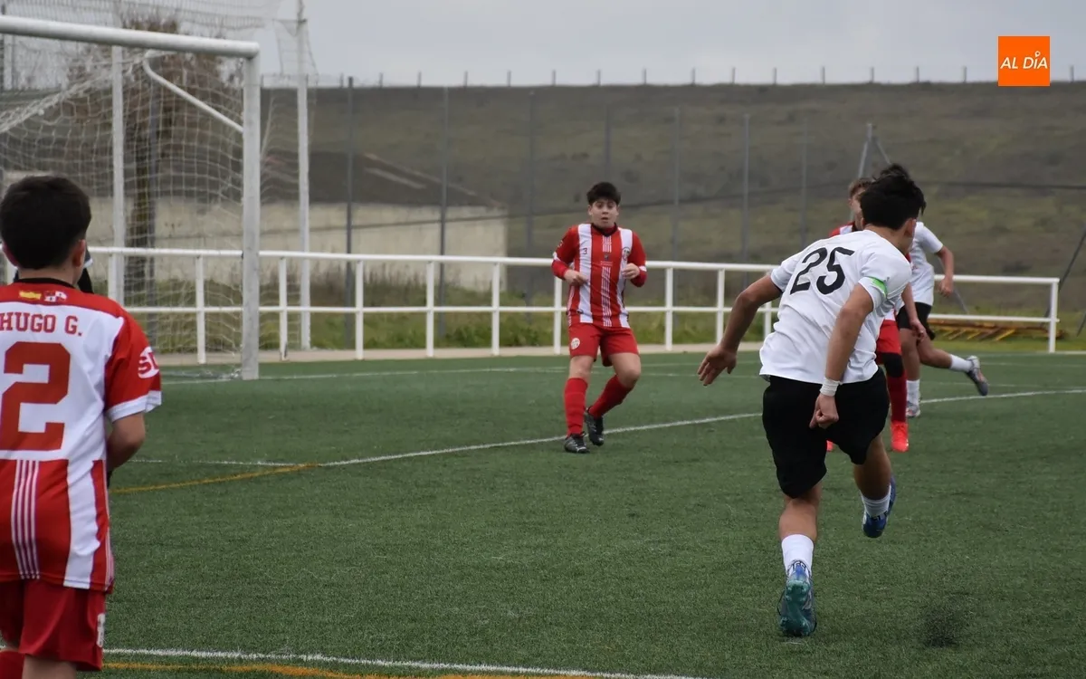 Foto 9 - El Infantil del Ciudad Rodrigo se da un fest&iacute;n ante el Pizarrales B con varios goles de gran calidad