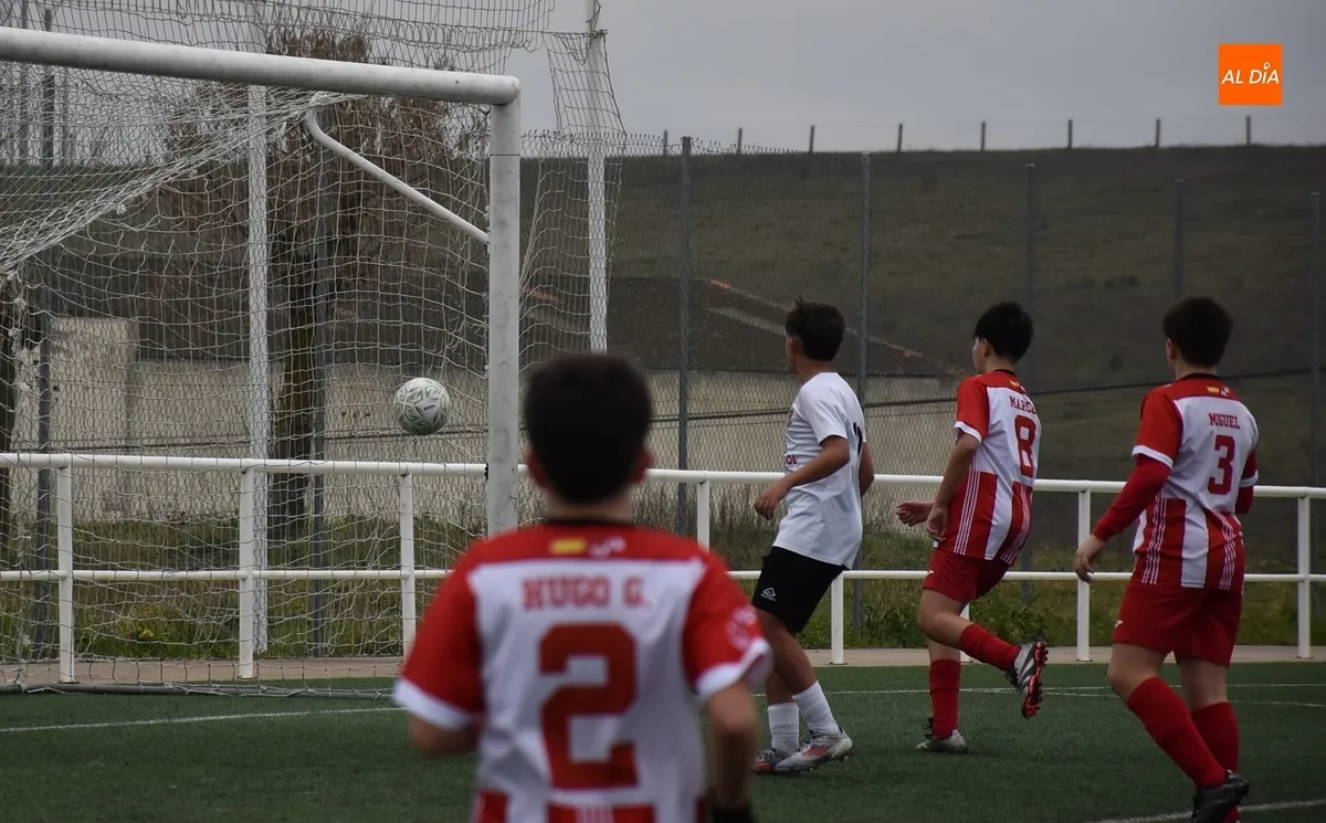 Foto 10 - El Infantil del Ciudad Rodrigo se da un fest&iacute;n ante el Pizarrales B con varios goles de gran calidad